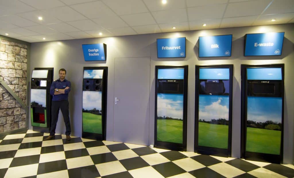 Bedrijfsleider Tom Hulshof bij de nieuwe ECO-Wall van Albert Heijn Ugchelen