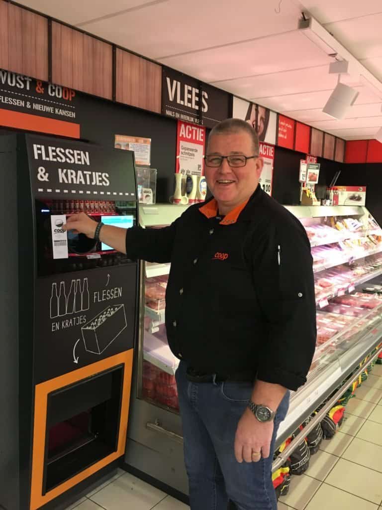 Ondernemer Jaap Ter Wengel van Coop Boekelo bij zijn automaat