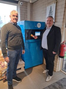 Pieter Vlamings (links) en Jurgen Dumoulin (rechts) bij T70 Single emballage-automaat