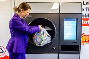 Wethouder Tanja de Jonge van gemeente Dordrecht levert de eerste plastic statiegeldflesjes en -blikjes in op afvalbrengstation Dordrecht