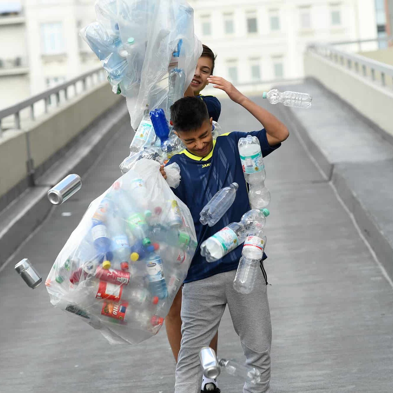 Kinderen met flessen en blikjes