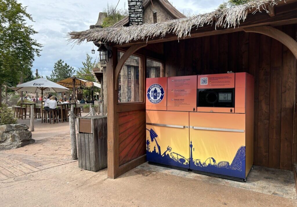 T70 TriSort Toverland TOMRA T70 TriSort statiegeldautomaat voor flesjes, blikjes en herbruikbare bekers bij AttractiePark Toverland