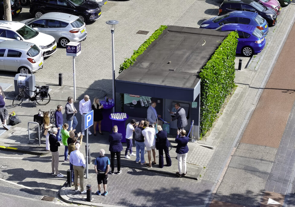TOMRA R2 bij winkelcentrum de Eglantier in Apeldoorn TOMRA R2 bij winkelcentrum de Eglantier in Apeldoorn